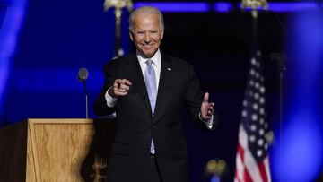 El presidente electo Joe Biden sube al escenario después de hablar el sábado 7 de noviembre de 2020 en Wilmington, Delaware.