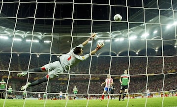 En mayo de 2012 el Atlético gana en Bucarest la final de la Europa League al Athletic de Bilbao con exhibición del Falcao, autor de dos goles. En la imagen marcando el primer gol.