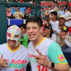 Rey Mysterio y Brandon Moreno acudieron a la MLB en México