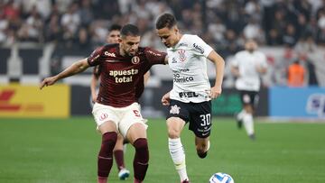 AMDEP7222. SAO PAULO (BRASIL), 11/07/2023.- Matheus Araújo (d) de Corinthians disputa un balón con Matías Di Benedetto de Universitario hoy, en un partido de la Copa Sudamericana entre Corinthians y Universitario en el estadio Arena Corinthians en Sao Paulo (Brasil). EFE/ Sebastiao Moreira
