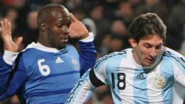 <b>FRANCIA 0 - ARGENTINA 2.</b> La Argentina de Diego Armando Maradona se impuso en Marsella ante la Francia subcampeona del mundo gracias a dos tantos de Jonás Rodríguez y Leo Messi.