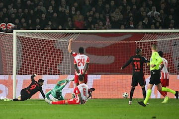 El polaco marca su cuarto gol en Champions y el decimoctavo de la temporada gracias a su oportunismo y su velocidad de reacción: la jugada la genera Lamine por la derecha. Este encuentra a Pedri en el área y su dejada de cara la solventa Raphinha con un zurdazo cruzado que se estampa en el palo. La pelota pasa por detrás de Ilic y el polaco la ve venir, sacando su pie para marcar a placer.