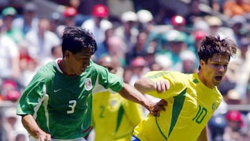 COPA DE ORO 2003
SELECCION MEXICANA
MEXSPORT DIGITAL IMAGE
13 July 2003: Action photo of mexican Omar Briseno (L) and brazilian Diego (R) during Copa de Oro 2003 game at Mexico City./Foto de accion del mexicano Omar Briseno (I) y el brasileo Diego (D) durante juego de la Copa de oro 2003 en la ciudad de Mexico. MEXSPORT/MARTIN VENEGAS