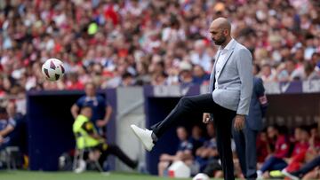 Claudio Giráldez golpea el balón en el Metropolitano.