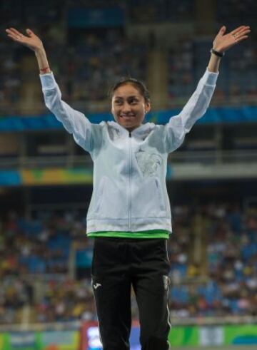 Lupita González ya luce su medalla de plata en el cuello