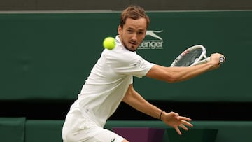 Wimbledon (United Kingdom), 12/07/2023.- Daniil Medvedev of Russia in action during his Men's Singles quarter-finals match against Christopher Eubanks of USA at the Wimbledon Championships, Wimbledon, Britain, 12 July 2023. (Tenis, Rusia, Reino Unido, Estados Unidos) EFE/EPA/NEIL HALL EDITORIAL USE ONLY
