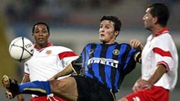 <b>SIN RONALDO.</B> Javier Zanetti considera que, pese al traspaso de Ronaldo, el Inter es más fuerte esta temporada que la pasada.