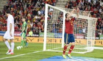 Clasificación mundial 2014. España-Bielorrusia. 2-0. Negredo celebra el segundo tanto con una dedicación a María de Villota.