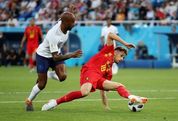 Adnan Januzaj controla el balón ante Fabian Delph.