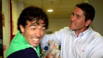<b>UNA DE LAS DESPEDIDAS.</b> Garrido bromea con Javi Venta tras el último entrenamiento del Villarreal.