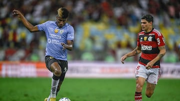 Independiente del Valle's forward Kevin Rodriguez (L) is challenged by Flamengo's defender Ayrton Lucas during the Conmebol Recopa Sudamericana second leg final match between Brazil's Flamengo and Ecuador's Independiente del Valle at Maracana Stadium in Rio de Janeiro, Brazil, on February 28, 2023. (Photo by MAURO PIMENTEL / AFP)