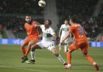 Jonathas Cristian con Nicolás Otamendi.