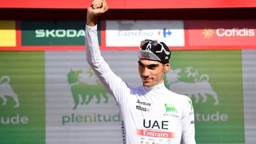 Juan Ayuso recibiendo el maillot blanco como líder de la clasificación de los jóvenes.