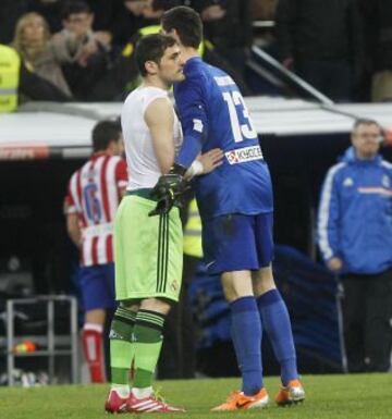 Casillas y Courtois se saludan tras finalizar el encuentro.