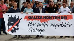 SANXENXO (PONTEVEDRA), 29/07/2023.- Néstor Rego (c), único diputado del Bloque Nacionalista Galego (BNG) en el Congreso de los Diputados, se ha concentrado este sábado junto a militantes y simpatizantes de la organización juvenil del BNG, Galiza Nova, en la entrada de la sede del Real Club Náutico de Sanxenxo para mostrar su oposición a la presencia del emérito en la localidad pontevedresa. EFE/Lavandeira jr
