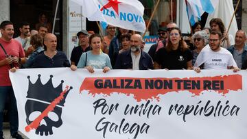 SANXENXO (PONTEVEDRA), 29/07/2023.- N¨¦stor Rego (c), ¨²nico diputado del Bloque Nacionalista Galego (BNG) en el Congreso de los Diputados, se ha concentrado este s¨¢bado junto a militantes y simpatizantes de la organizaci¨®n juvenil del BNG, Galiza Nova, en la entrada de la sede del Real Club N¨¢utico de Sanxenxo para mostrar su oposici¨®n a la presencia del em¨¦rito en la localidad pontevedresa. EFE/Lavandeira jr