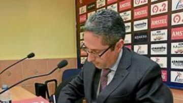 <b>POR DELANTE. </b>El presidente quiso firmar el contrato ante los medios de comunicación