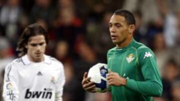 <b>POSIBLE TRASPASO.</b> El Betis y el Lazio están negociando para el traspaso del bético Ricardo Oliveira al equipo romano, y los representantes de ambos clubes se reunieron ya el miércoles para tratar esta cuestión, según publica hoy el diario deportivo italiano 'Corriere dello Sport'.