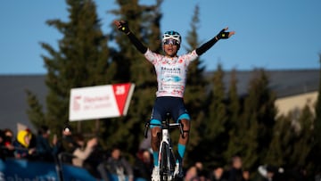 PORTELL DE MORELLA (CASTELLÓN), 08/02/2025.- El ciclista colombiano Santiago Buitrago celebra su victoria en la cuarta etapa de la Volta a la Comunitat Valenciana la etapa reina, este sábado entre Oropesa del Mar y el Portell de Morella. EFE/ Andreu Esteban