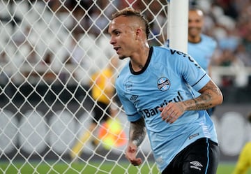 Tenía el papel de revulsivo en el Gremio que ganó la Libertadores, pero su racha goleadora le ha hecho ya titular en el Brasileirao. Rápido y muy activo, por banda o segundo punta, Tite lo utilizó desde el banquillo ante EE UU y El Salvador.