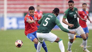 Soccer Football - World Cup - South American Qualifiers - Bolivia v Chile - Olympic Stadium Hernando Siles, La Paz, Bolivia - February 1, 2022 Bolivia&#039;s Adriano Jusino in action with Chile&#039;s Alexis Sanchez REUTERS/Manuel Claure