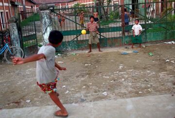 Unos niños juegan en Rangún, Myanmar.