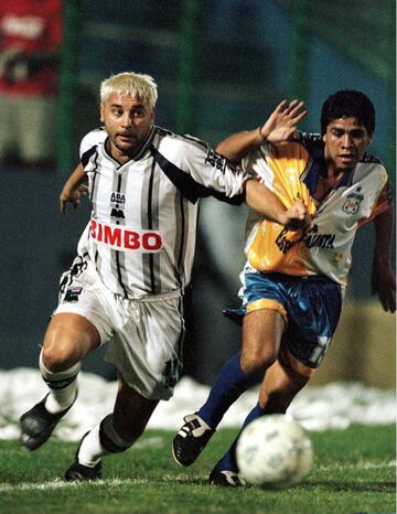 Antonio Mohamed se caracterizó por sus "looks" extravagantes, en esta fotografía se encuentra disputando un encuentro con los Rayados en 1999.