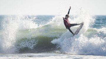 El surfista c&aacute;ntabro Sean Gunning durante su ronda en el Vissla ISA World Junior Championship de surf que se est&aacute; disputando en Huntington Beach (California, Estados Unidos).