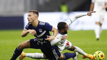Marseille (France), 17/10/2020.- Olympique Marseille's Jordan Amavi (R) and Girondins Bordeaux's Remi Oudin (L) in action during the French Ligue 1 soccer match between Olympique Marseille and Bordeaux at Orange Velodrome stadium in Marseille, F