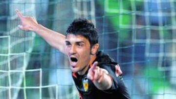 <b>UN GOLEADOR DE RAZA. </b>Villa, en la imagen celebrando su primer tanto, hizo doblete en Sevilla.