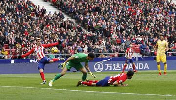 Pase al espacio de Thomas para dejar solo a Costa ante Bono, el brasileño la deja perfecta de cabeza y el francés remata a placer de volea para abrir el marcador. 