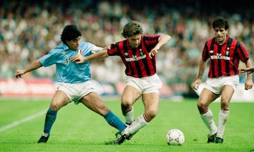 En 1987, y tras previa petición de Arrigo Sacchi a Silvio Berlusconi, presidente del club rossonero, Ancelotti recala en el AC Milan. Se convierte en la mano derecha del entrenador en el terreno de juego, así como su mejor intérprete y el perfecto intermediario entre entrenador y equipo. Formaría parte de uno de los mejores equipos de la historia del fútbol italiano y mundial, convirtiéndose en imprescindible en el centro del campo jugando junto a Donadoni, Gullit y Rijkaard, y alcanzando el mejor nivel futbolístico de su carrera.