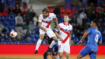 Christian Santos cabecea un balón durante el Getafe-Alavés de Copa del Rey.