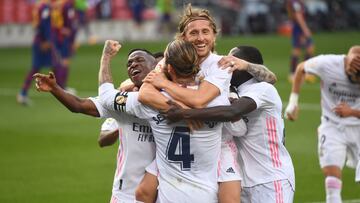 Luka Modric celebra, abrazado a Sergio Ramos, el gol con el que sentenci&oacute; la victoria del Real Madrid en el &uacute;ltimo Cl&aacute;sico contra el Barcelona.