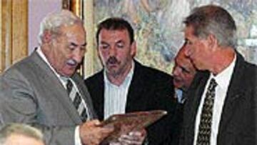 <b>HOMENAJE A MUNÁRRIZ</B>. La Asociación de Veteranos del Sporting distinguió con la insignia de oro al ex jugador José María Munárriz.