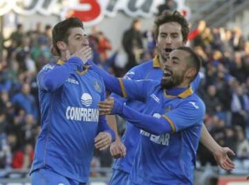 El defensa del Getafe Sergio Escudero celebra con sus compañeros el primer gol de su equipo ante el Barcelona, en el partido de la decimoséptima jornada de la liga en Primera División que se disputa esta tarde en el Coliseo Alfonso Pérez.