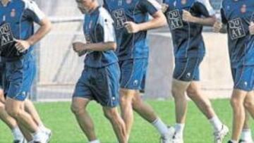 <b>CONCENTRADOS. </b>La plantilla no escatimó ningún esfuerzo durante el entrenamiento matinal de ayer en la Ciudad Deportiva.