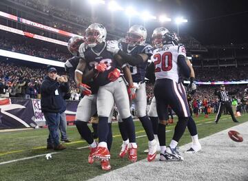 Dion Lewis lograba así el primer touchdown de la historia de los Patriots en playoff.