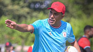 César Farías, técnico de América