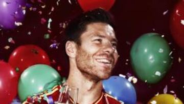 <b>BUENOS AUGURIOS. </b>Xabi Alonso, en una foto de Adidas, brinda por el 2012 con la camiseta de España.