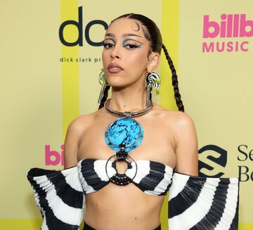 Así fue la alfombra roja de los Billboard Music Awards 2021: The Weeknd, Jonas Brothers y más