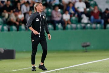 ELCHE (ALICANTE), 04/06/2023.- El entrenador argentino del Elche Sebastián Beccacece durante el partido de Liga en Primera División que Elche CF y Cádiz CF disputan este domingo en el estadio Martínez Valero. EFE/Manuel Lorenzo
