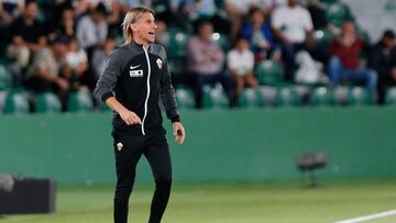 ELCHE (ALICANTE), 04/06/2023.- El entrenador argentino del Elche Sebastián Beccacece durante el partido de Liga en Primera División que Elche CF y Cádiz CF disputan este domingo en el estadio Martínez Valero. EFE/Manuel Lorenzo