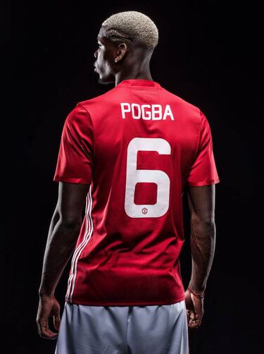Pogba ya luce el '6' con el Manchester United