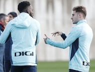 LEZAMA (BIZKAIA), 20/12/2025.- Robert Navarro (d) durante el entrenamiento con el que el Athletic de Bilbao ha comenzado este sábado a preparar el partido liguero del lunes ante el Espanyol en San Mamés. EFE/ Miguel Toña