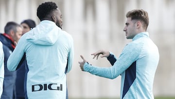 LEZAMA (BIZKAIA), 20/12/2025.- Robert Navarro (d) durante el entrenamiento con el que el Athletic de Bilbao ha comenzado este sábado a preparar el partido liguero del lunes ante el Espanyol en San Mamés. EFE/ Miguel Toña
