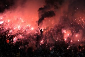 Así animaron los seguidores del Corinthians  a su equipo durante un partido de la Copa Libertadores  en su propio campo. El rival era el equipo Nacional de Uruguay. 