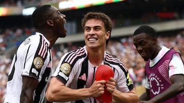 Soccer Football - FIFA Club World Cup - Group G - Juventus v Wydad Casablanca - Lincoln Financial Field, Philadelphia, Pennsylvania, U.S. - June 22, 2025 Juventus' Kenan Yildiz celebrates scoring their third goal with Randal Kolo Muani REUTERS/Lee Smith TPX IMAGES OF THE DAY