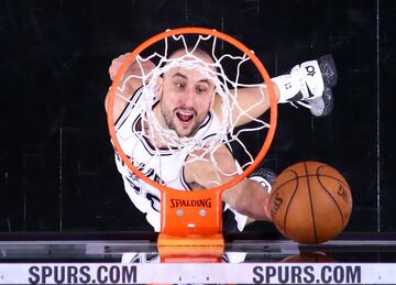 La leyenda del baloncesto argentino por excelencia y un jugador del que poco se puede decir. Campeón de la Euroliga con el Bolonia en 2001, dio el salto a la NBA de la mano de los Spurs, con los que conquistó cuatro anillos de campeón, disputó dos veces el All Star y fue Mejor Sexto Hombre en 2008. Héroe del combinado albiceleste en la consecución del oro olímpico de Atenas, es por unanimidad considerado el mejor jugador argentino de todos los tiempos y uno de los escoltas más talentosos de su generación en la NBA. Su número 20 fue retirado por los Spurs. Se retiró oficialmente el 20 de agosto de 2018, con 41 años y más de 20 como profesional. Una leyenda en Europa, en la NBA y, sobre todo, en Argentina.