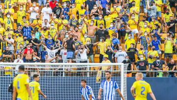 Afición del Cádiz durante un partido del equipo contra la Real Sociedad.